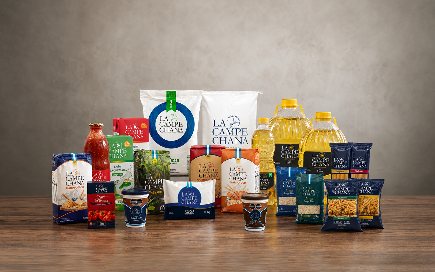 Línea completa de productos La Campechana: azúcar, harina, aceite de girasol, yerba mate, arroz, fideos, puré de tomate, leche y dulce de leche